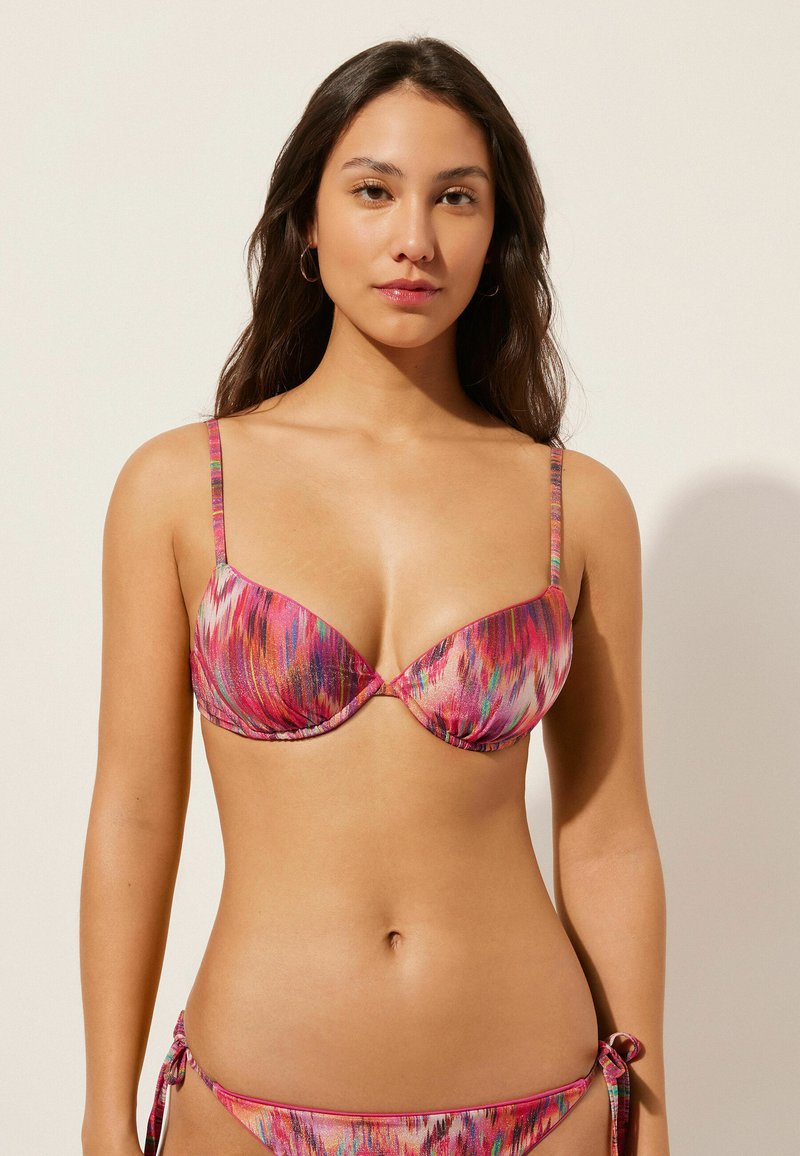 Rosa und mehrfarbiger gemusterter Bikini-Oberteil mit dünnen, verstellbaren Trägern und Stütze durch Unterwäsche; glattes Material mit subtiler Farbnuance.