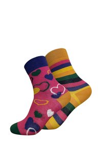 Farverige bomuldsstrømper med et pink design med hjerter og en gul strømpe med stribede mønstre i lilla, grøn og pink.
