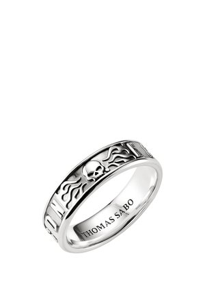 Silberner Ring mit eingravierten Flammen, einem Totenkopf-Design und "THOMAS SABO" innen im Ring eingraviert.