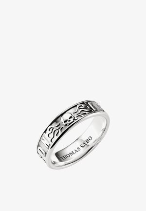 Silberner Ring mit eingravierten Flammen, einem Totenkopf-Design und "THOMAS SABO" innen im Ring eingraviert.