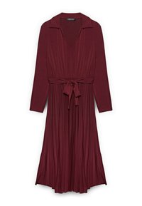 Bordowa sukienka z długim rękawem, dekoltem w serek i kołnierzykiem, z plisowaną fakturą oraz wiązanym paskiem w talii dla dopasowanego kroju.