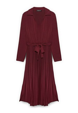 Bordeauxrotes langärmeliges Kleid mit V-Ausschnitt und Kragen, ausgestattet mit plissierter Textur und einem gebundenen Taillendetail für eine figurbetonte Silhouette.