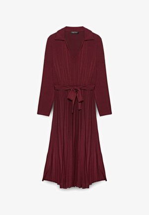 Abito lungo bordeaux a maniche lunghe con scollo a V e colletto, caratterizzato da una texture plissettata e un dettaglio con cintura annodata in vita per una silhouette aderente.