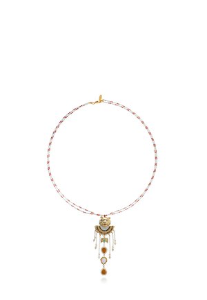 Collier à double rangée de perles avec pendentif tête de tigre en or et plusieurs chaînes pendantes ornées de pierres turquoise et ambre.