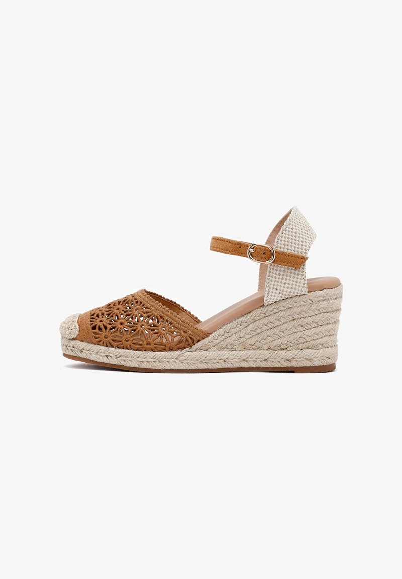 Sandale à talon en espadrille tressée marron avec un design de découpe florale et une bride au cheville ; talon en jute texturé ; pointe arrondie.