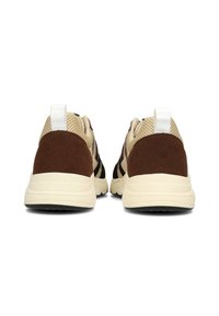 Baskets de sport avec une tige en mesh beige, des accents en daim marron, des rayures noires et un onglet de talon blanc. Semelle intermédiaire épaisse en crème, semelle en caoutchouc texturée.