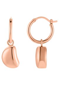 Orecchini a cerchio in oro rosa con un pendente irregolare e liscio appeso a ciascuno. La finitura lucida esalta la loro texture riflettente.