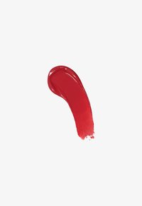 Échantillon de rouge à lèvres rouge vif avec une finition brillante, présentant une forme lisse et courbée et des bords nets sur fond blanc.