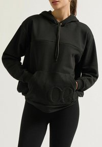 Schwarzer Hoodie aus weichem Baumwollmix mit Kapuze und Zugband, Fronttasche und geprägtem Logo am Saum. Bietet eine lockere Passform.