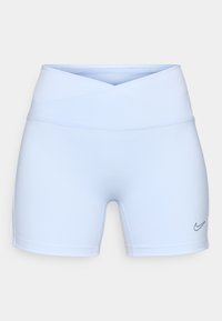 Ανοιχτά μπλε αθλητικά σορτς με φαρδύ διασταυρούμενο λάστιχο, λεία υφή και μικρό μαύρο λογότυπο της Nike στο κάτω δεξί μέρος.