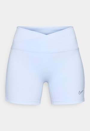Vaaleansiniset urheilushortsit, joissa on leveä ristiinrinnakkainen vyötärö, sileä pinta ja pieni musta Nike-logo oikeassa alakulmassa.