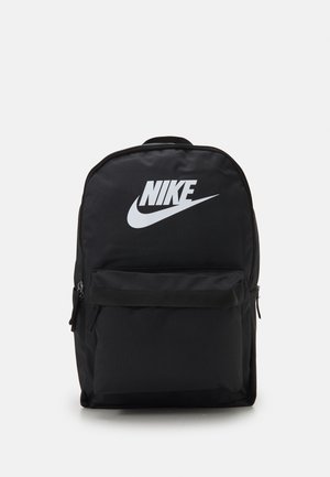Czarny plecak Nike z przednią kieszenią na suwak i białym logo Nike oraz znakiem Swoosh na górnym przednim panelu.