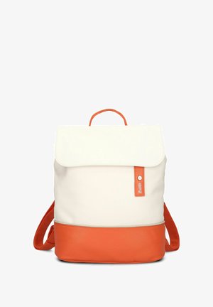 Sac à dos blanc et orange, doté d'une texture lisse, d'un rabat supérieur, de bretelles ajustables et d'un logo frontal orange.