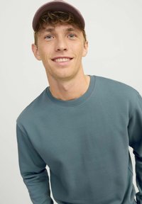 Jack & Jones JJESTAR CREW NECK - Ikdienas džemperis - goblin blue