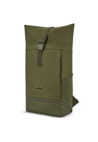 Olivově zelený roll-top batoh vyrobený z odolné tkaniny s přední kapsou, nastavitelným popruhem a štítkem s logem na spodní straně.