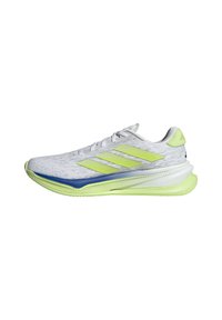 Chaussure de sport blanche avec des accents verts et bleus, dotée d'une tige en mesh, d'une marque à trois bandes et d'un design de semelle extérieure texturée.