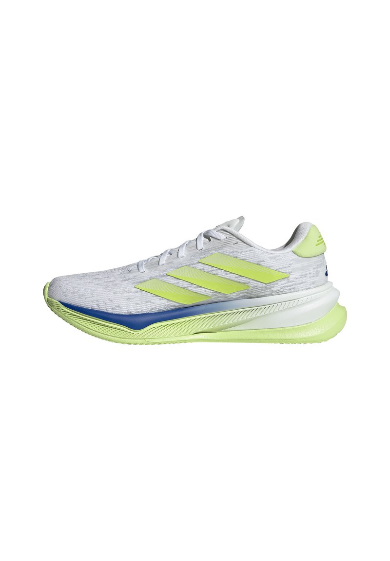 Chaussure de sport blanche avec des accents verts et bleus, dotée d'une tige en mesh, d'une marque à trois bandes et d'un design de semelle extérieure texturée.