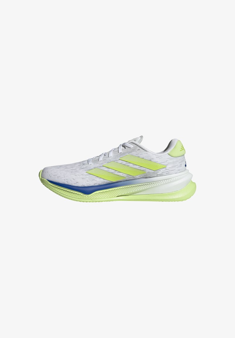 Chaussure de sport blanche avec des accents verts et bleus, dotée d'une tige en mesh, d'une marque à trois bandes et d'un design de semelle extérieure texturée.