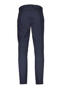 Pantaloni eleganti da uomo su misura di colore blu navy con passanti per cintura, due tasche posteriori con bottoni, mostrati da dietro su sfondo bianco.
