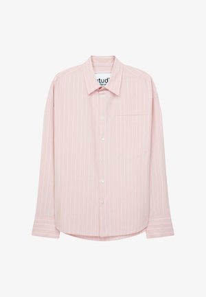 Lichtroze, lange mouwen shirt met witte verticale strepen, button-down kraag, enkele borstzak en een ontspannen pasvorm. Glad stofgevoel.