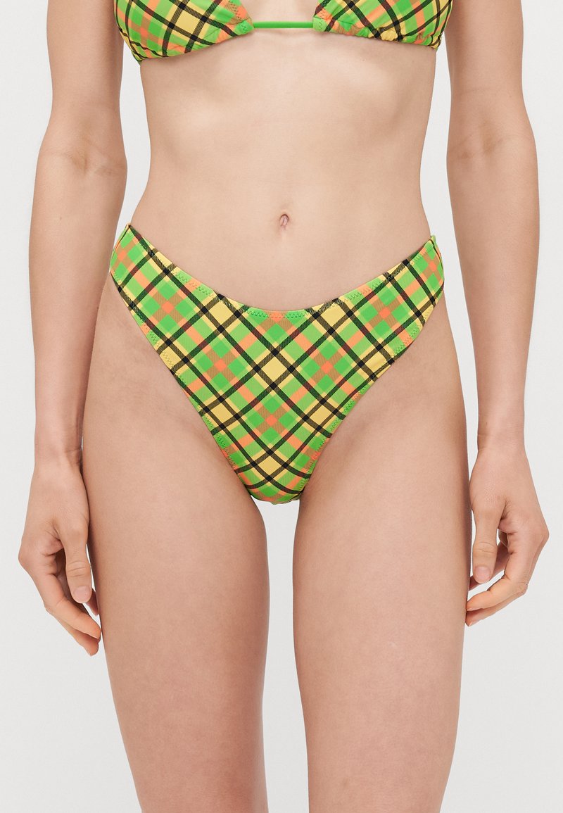 Bikini-set med ett grönt rutig mönster och orangea samt gula accenter. Tillverkad i ett elastiskt tyg. Topp i triangelform och låg-midja byxa.