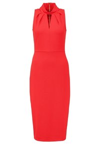 Robe rouge sans manches avec un col montant, un devant plissé et une fermeture éclair au dos. Coupe moulante et longueur au genou. Texture de tissu lisse.