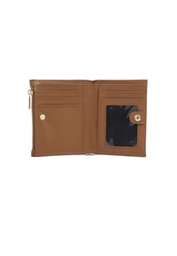 Portafoglio in pelle marrone con più scomparti per carte, una finestra trasparente per l'ID e una tasca con zip per le monete. Accenti in hardware dorato visibili.