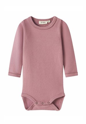 Langarm bodysuit in zachtroze stof met een ronde halslijn en drukknopen onderaan. Heeft een subtiele textuurafwerking.