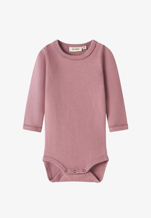 Langarm-Body aus softem rosa Stoff mit rundem Halsausschnitt und Druckknopfverschluss im Schritt. Hat eine dezente, strukturierte Oberfläche.