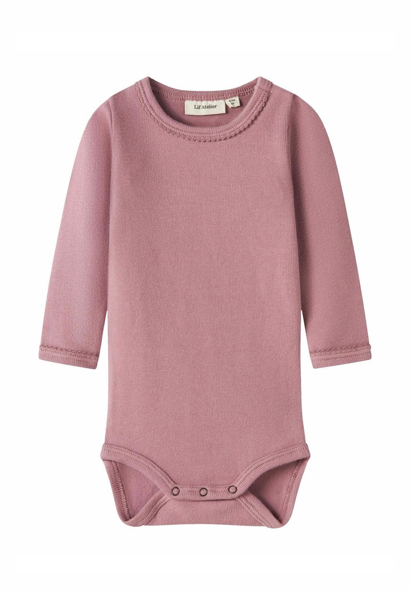 Garās piedurknes bodijs maigi rozā audumā ar apaļu kakla izgriezumu un ciparnīcu apakšā. Iezīmē smalku teksturētu virsmu.