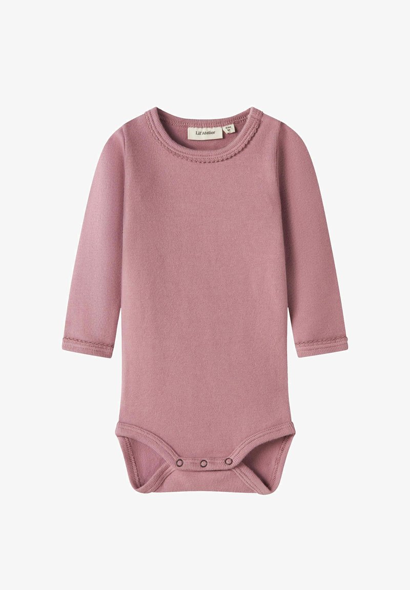 Garās piedurknes bodijs maigi rozā audumā ar apaļu kakla izgriezumu un ciparnīcu apakšā. Iezīmē smalku teksturētu virsmu.