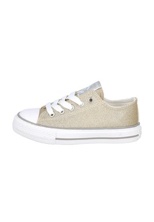 Zapatillas de lona doradas con purpurina, suela de goma blanca, punta redonda y cordones blancos. Presenta acentos metálicos en la lengüeta y ojales.