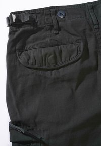 Svarta cargo-shorts med en slät yta, som har en framknapp, justerbar midjeband och en rund bakficka.