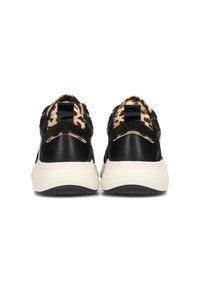 Las zapatillas de color negro con estampado de leopardo presentan una parte superior texturizada, una media suela blanca en contraste y una lengüeta trasera suave para facilitar su uso. Suela de goma para un buen agarre.