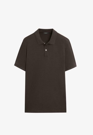 Donkerbruin poloshirt met korte mouwen, voorzien van twee knopen aan de voorkant en een klassieke kraag, weergegeven tegen een witte achtergrond.