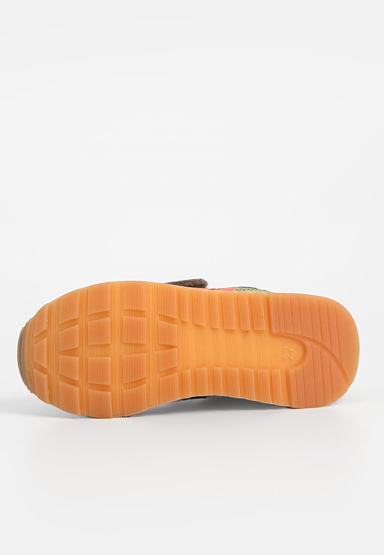 Schuhsohle mit einem strukturierten, orangefarbenen Gummiuntergrund und tiefen Rillen, die für Traktion sorgen. Die oberen Materialien sind im Bild nicht sichtbar.