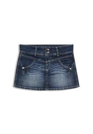 Mørkeblå denim mininederdel med forlommer, to sølvknapper ved linningen og falmede horisontale foldemønstre.