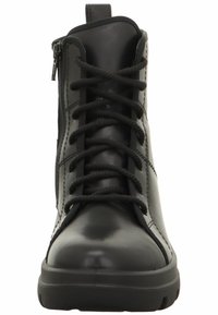 Stivaletto alla caviglia in pelle nera con punta arrotondata, suola piatta, lacci frontali e zip laterale per una facile vestibilità. Finitura texturizzata e dettagli di cucitura.