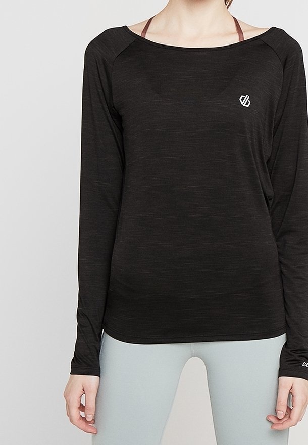 Haut de sport noir à manches longues en tissu léger, avec un col rond et une texture chinée subtile. Présente un petit logo sur la poitrine.