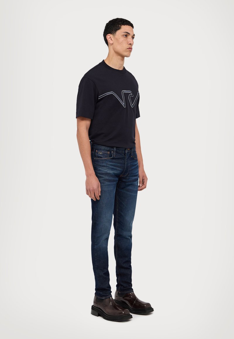 Emporio Armani Pieguloša piegriezuma džinsi - denim blu