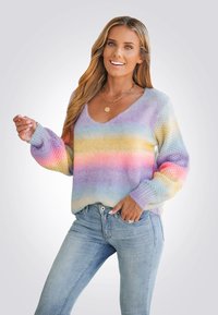 Suéter de punto multicolor con un corte relajado, escote en V y mangas abullonadas. Los colores pasan de púrpura a amarillo, con rayas en tonos pastel.