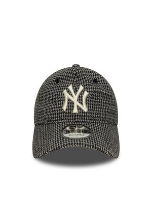 Podesiva bejzbol kapa u crnoj i sivoj šahu, s prednjim izvezenim logotipom New York Yankees u beloj boji.