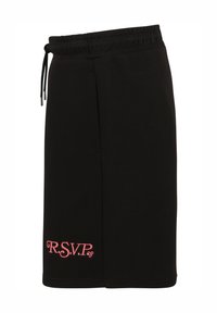 Pantaloni corti neri realizzati in tessuto morbido, con una vita elasticizzata e un cordino. Include un dettaglio ricamato in rosa con la scritta "R.S.V.P.".