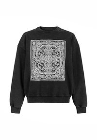 Czarna bluza z dużym białym nadrukiem w stylu paisley umieszczonym na środku przodu. Posiada okrągły dekolt oraz luźny krój z ściągaczami przy mankietach.