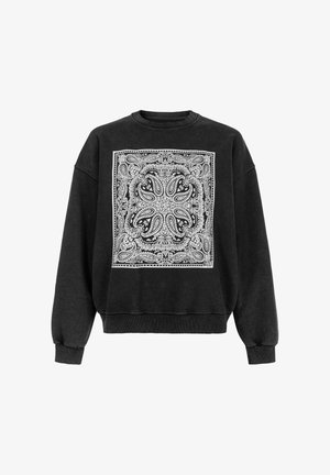 Czarna bluza z dużym białym nadrukiem w stylu paisley umieszczonym na środku przodu. Posiada okrągły dekolt oraz luźny krój z ściągaczami przy mankietach.