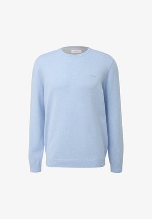 Jasnoniebieski sweter z okrągłym dekoltem, wykonany z miękkiego materiału. Posiada długie rękawy i małe logo z przodu po lewej stronie.