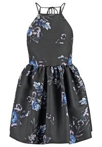 Robe noire sans manches avec motif floral bleu et violet, encolure halter et taille froncée créant une jupe évasée.