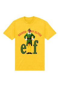 Żółta bawełniana koszulka z grafiką postaci w zielonym stroju elfa z białymi akcentami i żółtymi spodniami, z napisem "Raised by Elves."