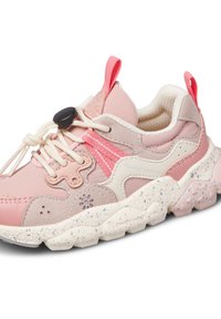 Sneaker rosa e beige con dettagli traforati floreali, suola bianca maculata, chiusura con laccio a toggle e linguetta e tallone con linguette rosa.