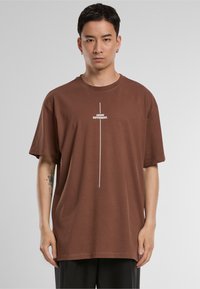 Merchcode THINK DIFFERENT HEAVY - Print T-shirt - bark